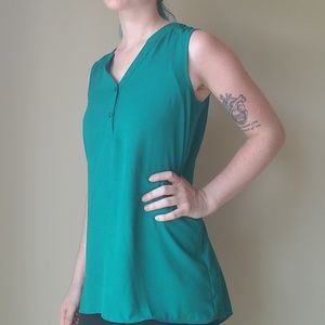 IZ Byer Green sleeveless blouse